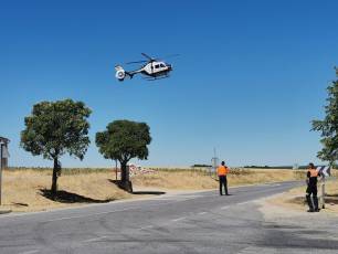 Helicóptero, a punto de aterrizar en Munoveros. / F.D.
