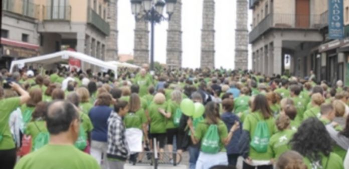 La Aecc lleva a los centros de trabajo ayuda para dejar de fumar La caminata solidaria que alcanza su tercera edición el 18 de septiembre conquistó el pasado año la participación de 2.700 personas./ E.A.