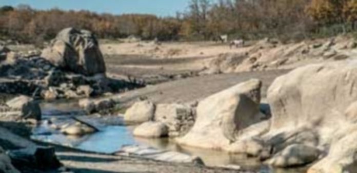 El Ayuntamiento restringe el uso de agua en jardines fuentes y baldeos El nivel del agua en el embalse del Pontón Alto se encuentra por debajo de lo habitual en esta época del año. / Kamarero