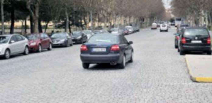 La Junta afirma que ahora no hay fondos para ceder travesías al Ayuntamiento La avenida de la Constitución es una de las travesías de la ciudad de titularidad regional. / Kamarero