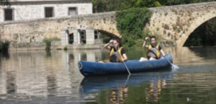 Un taller en la Real Casa de Moneda completa el programa de Turismo Activo en Familia Las familias realizarán actividades como piragüismo a los pies del Alcázar. / El Adelantado