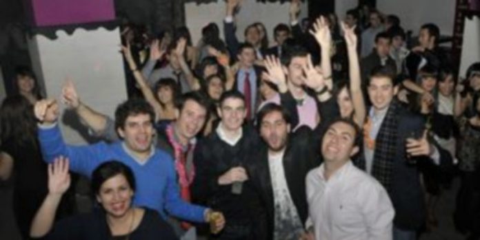 Un taponazo contra la crisis Los jóvenes llenaron los locales nocturnos. / Alberto Benavente.