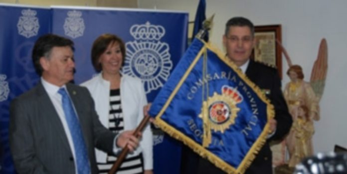 La Diputación distingue la labor de la Policía Nacional con la entrega de un guión El presidente de la Diputación