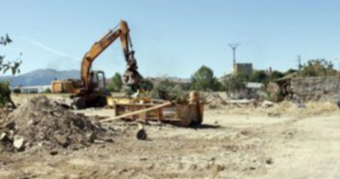 Concluye el derribo de las viviendas para la urbanización del Sector A Los trabajos de derribo están próximos ya a concluir en la zona en la que se ubicaban las viviendas. / Diego de Miguel
