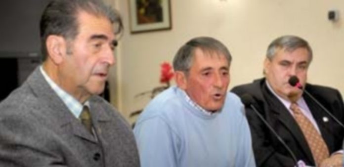 Domingo González junto al presidente de la peña y el presentador. / Kamarero