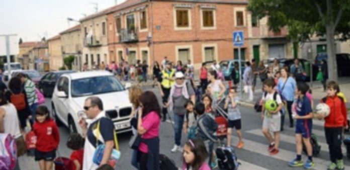 Padres y niños invadieron durante varios minutos los cruces de calles cercanos al colegio El Peñascal. / TAMARA DE SANTOSos