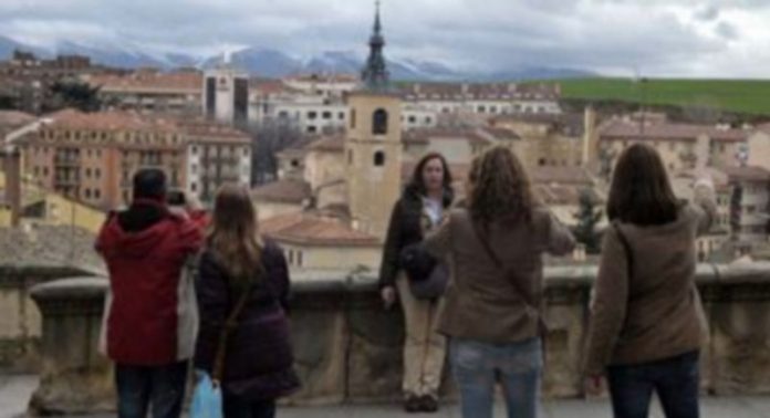La Semana Santa incrementó un 20% el número de viajeros en marzo Un grupo de turistas tomando fotografías durante la pasada Semana Santa en el mirador de la Canaleja de la Calle Real de Segovia. / Juan Martín