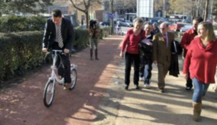 El alcalde inaugura el nuevo carril bici del Parque del Cementerio El concejal de Deportes