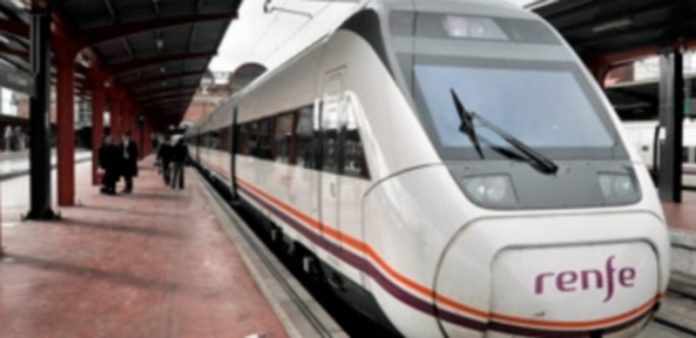 Viajeros habituales recogen firmas para solicitar a Renfe un servicio más La estación Segovia Guiomar es el punto de salida y entrada de los viajeros que se trasladan en trenes Avant. / Kamarero