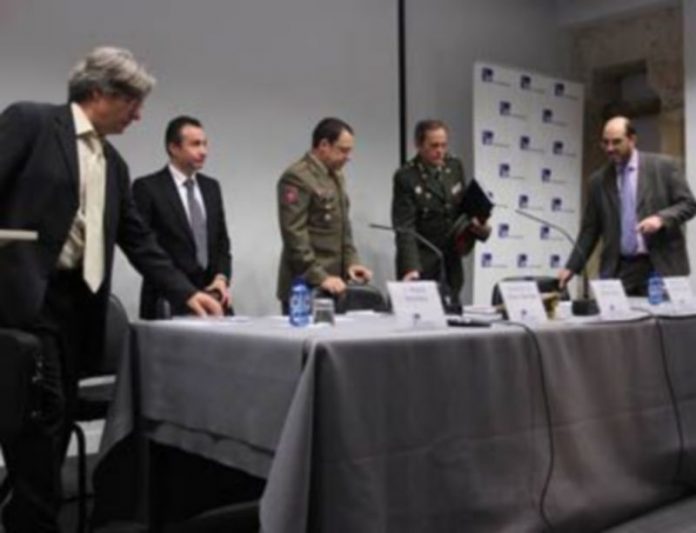 La trasparencia informativa Los participantes en el coloquio se disponen a tomar asiento al inicio del acto./ PEÑALOSA