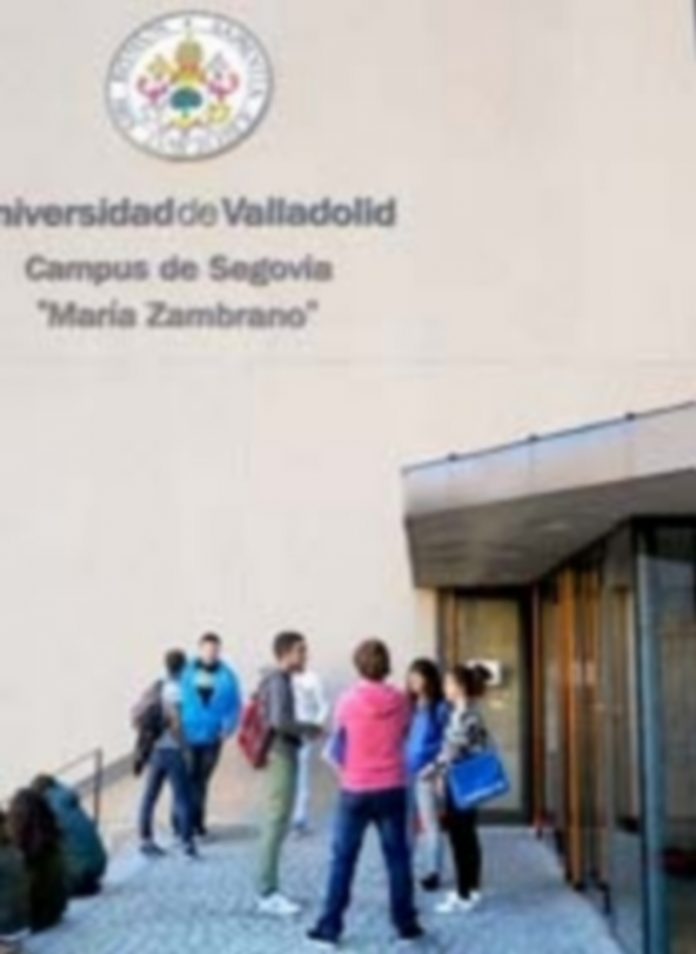 Expertos en antropología analizarán el papel de la región en el hispanismo Alumnos en la entrada del campus público
