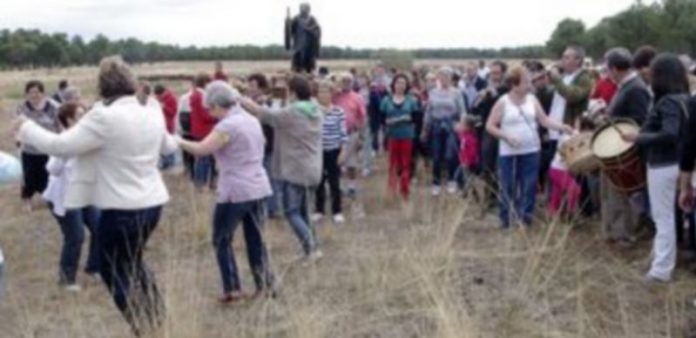 San Benito bendijo en su romería a los pueblos de la Comunidad Los vecinos de la Comunidad acompañaron a la imagen durante la procesión. /José Ignacio Sánchez