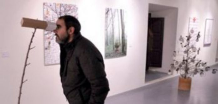 Un visitante contempla una de las obras expuestas en la muestra. / Juan Martín