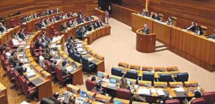 Las Cortes debaten las enmiendas de la oposición a los Presupuestos Los partidos de la oposición coinciden en criticar el momento y el contenido de los Presupuestos de la región. / Europa Press