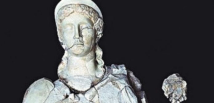 La escultura de la diosa Fortuna regresa al teatro romano de Clunia tras su restauración La escultura fue restaurada mediante numerosos fragmentos. / Jcyl