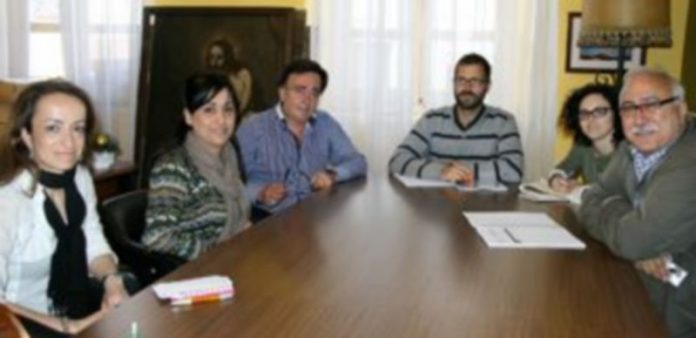 Técnicos de la Universidad de Córdoba evalúan la Marca “Mar de Pinares” Técnicos de la Universidad de Córdoba (derecha) junto a la gerente de Honorse