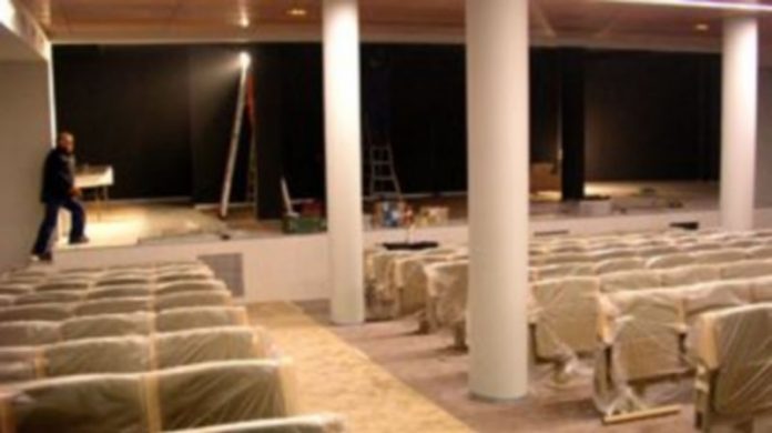 La sala cultural “Alfonsa de la Torre” abrirá sus puertas el próximo domingo Los operarios continúan estos días realizando los últimos remates en el interior de la sala. /Nuria Pascual