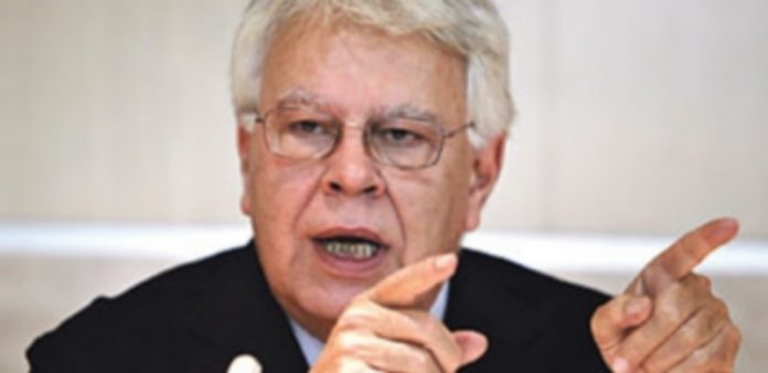 Felipe González pide a los catalanes “no dejarse arrastrar por lo ilegal” González lanza una advertencia ante el proceso soberanista . / Efe