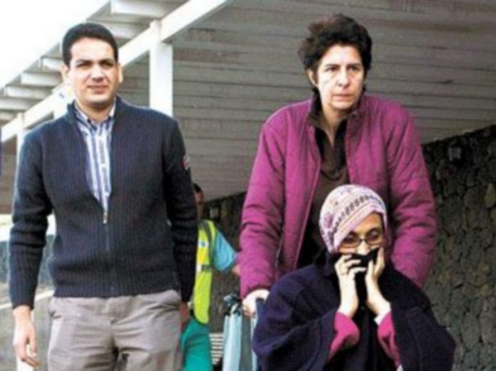 Haidar rechaza toda ayuda médica y el juez no se la impondrá por ahora Dos voluntarios ayudan a Aminatu Haidar