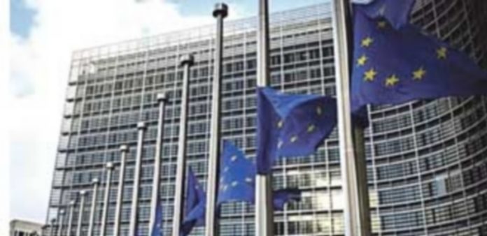Bruselas cierra su investigación sobre activos fiscales de la banca El ejecutivo comunitario ha recibido de forma satisfactoria la enmienda tramitada por el Gobierno español. / Efe