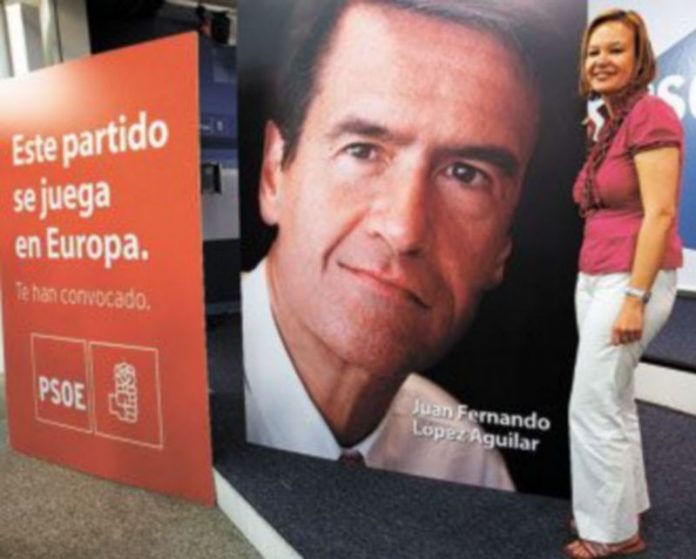 El PSOE centrará su campaña en satanizar «el modelo conservador» Leire Pajín posa junto a uno de los carteles del PSOE para las elecciones europeas del próximo día 7 de junio. / EFE