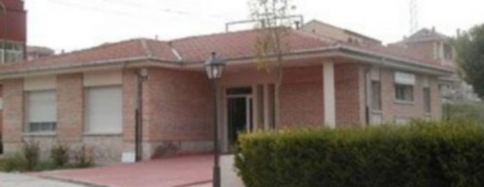 Abierto el plazo para optar a la gestión del velatorio municipal Acceso al velatorio municipal situado en la calle Arcediano Gómez González./Gabriel Gómez