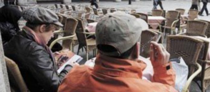 Más de 11.000 pacientes inician tratamientos para dejar de fumar Una persona fuma en una terraza de la Plaza Mayor de Salamanca. /Ical