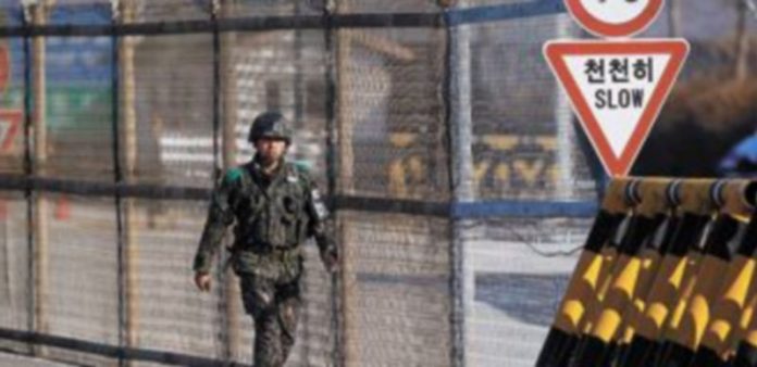 Un misil cada vez más cercano Un soldado surcoreano vigila la frontera con el país del Norte. / Reuters
