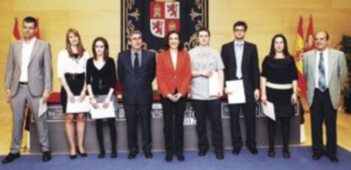 Investigación y música tradicional se refugian bajo el paraguas de la Fundación Villalar La presidenta de las Cortes (c) y el vicepresidente (a su izquierda) posan en mayo de 2012 junto a los ganadores de las becas de investigación del pasado año. / Ical