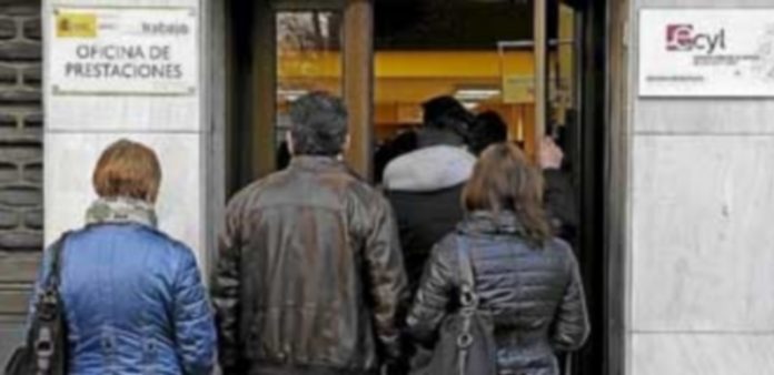 La OCDE insta a España a adoptar reformas para reducir el desempleo La institución muestra su preocupación por el caso del desempleo de larga duración y el paro juvenil. / EFE