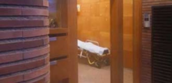 Libertad con cargos para los padres del niño muerto en Girona Exterior de la vivienda en la que residía la familia del menor fallecido. / E.P.