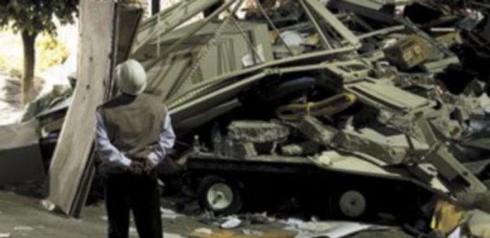 Una explosión en la sede de Pemex provoca 33 fallecidos en México Un empleado de la planta observa el desastre causado por la explosión de Pemex. / Reuters