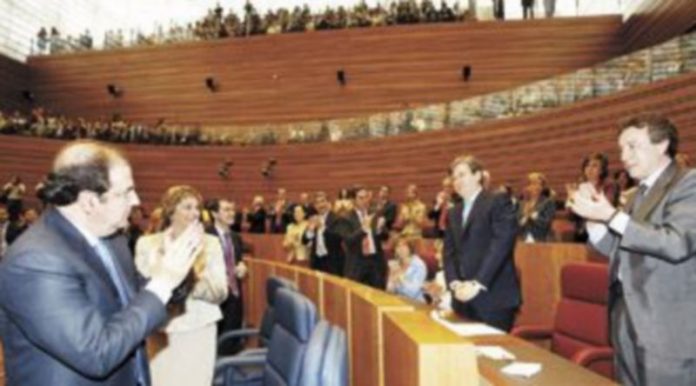 Las Cortes inician la legislatura con 48 hombres y 36 mujeres El hemiciclo de las Cortes de Castilla y León aplaude a José Manuel Fernández Santiago tras resultar elegido como presidente del Parlamento en 2007. / Ical