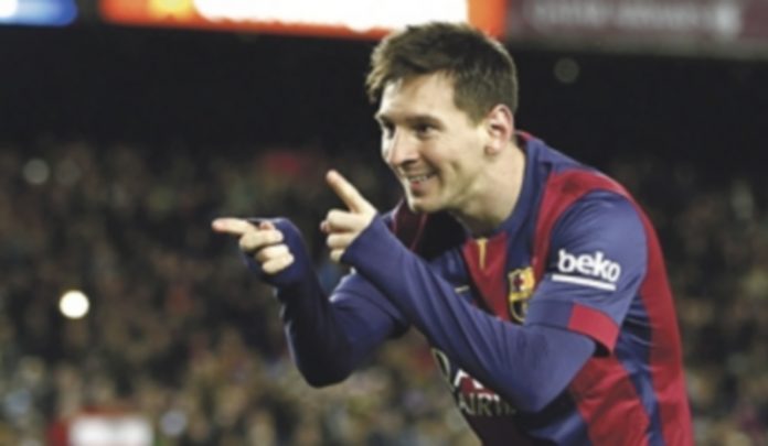 El Barcelona se aferra a un histórico Messi para seguir la estela del líder Leo Messi celebra uno de los tres goles que anotó en el derbi catalán ante el RCD Espanyol. / EFE