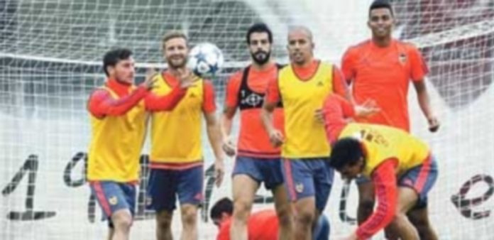 El Valencia afronta una reválida de sus aspiraciones europeas en Lyon La plantilla valencianista quiere conseguir los primeros tres puntos en el retorno a la máxima competición continental. / EFE