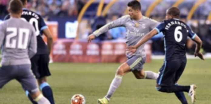 El Madrid muestra pegada en el primer triunfo de Benítez El delantero portugués del Real Madrid Cristiano Ronaldo (2d) trata de marcar contra el Manchester City. / EFE