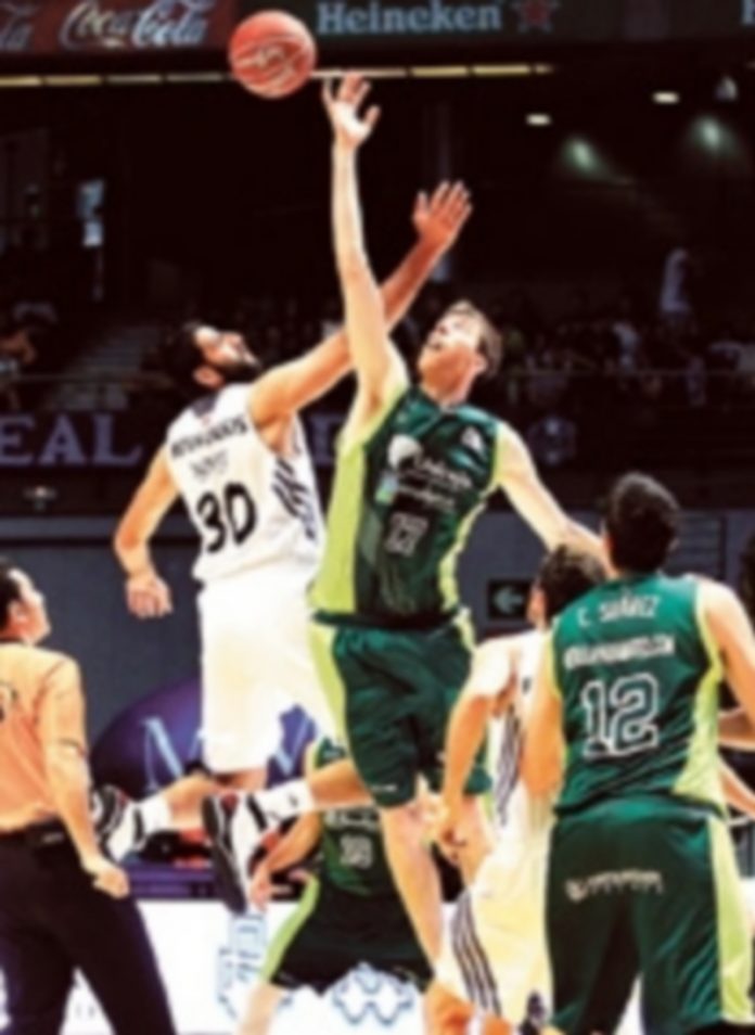 El Madrid suda para ganar Bouroussis lucha con Vázquez en el salto inicial. / V. Lerena (Efe)