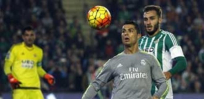 Acecho al segundo puesto Los merengues se dejaron dos puntos en Sevilla en el empate ante el Betis. / EFE