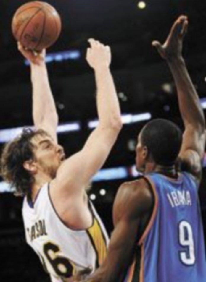 Victorias de Gasol e Ibaka Pau Gasol trata de encestar ante Serge Ibaka. / Efe