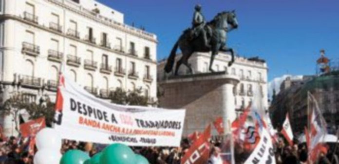 Los afectados por las regulaciones de empleo se multiplican por doce Cada día son más frecuentes las manifestaciones callejeras en protesta por los despidos colectivos de empresas radicadas en España. / EFE