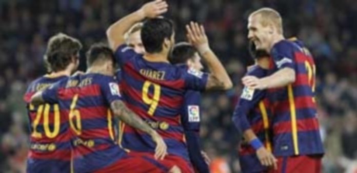 Fin a un 2015 mágico Luis Suárez (c) celebra con sus compañeros su primer gol marcado ante el Real Betis