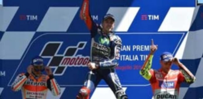 Lorenzo se impone a Márquez en un final de infarto en Mugello El piloto español Jorge Lorenzo celebra la victoria junto a Marc Márquez (I.) y el piloto italiano Andrea Iannone. / EFE
