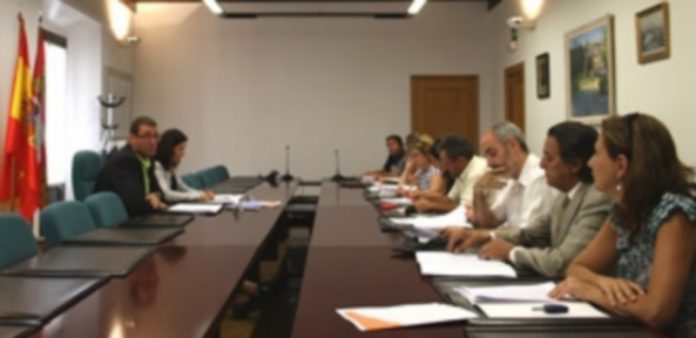 La Junta destinará 1 César Gómez y Ruth Llorente presentaron ayer la convocatoria a las asociaciones turísticas. / El Adelantado