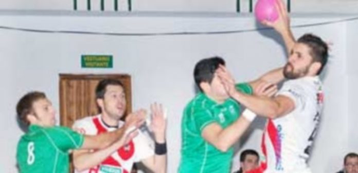 El Viveros Herol afronta con moral su penúltimo desplazamiento en la Liga Roberto Pérez intenta el lanzamiento a portería en un momento del encuentro jugado en Nava ante el Beti-Onak. / A. Marugán
