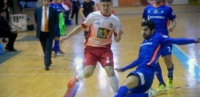Un empate que sabe a poco Chus disputa un balón contra uno de los jugadores de Cartagena . / Kamarero