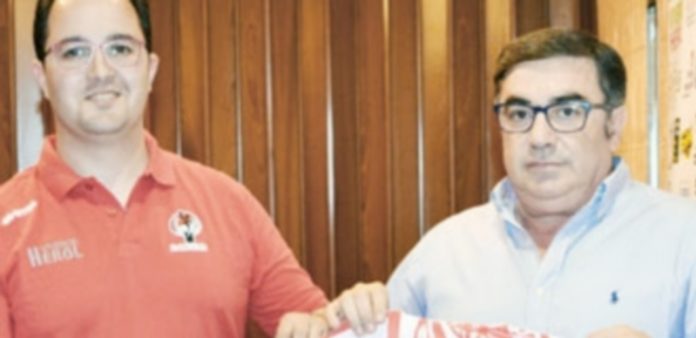 El comienzo de una nueva etapa El entrenador Dani Gordo junto al vicepresidente Julián Mateo