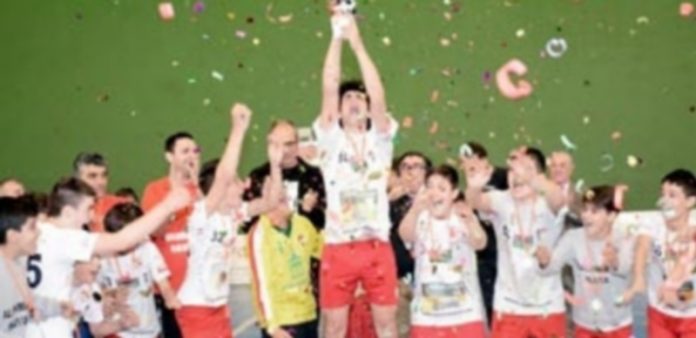 Unos pequeños guerreros lanzados a por el título nacional Los jugadores dedicaron a la afición el trofeo de campeón obtenido en el intersector. / Amador Marugán