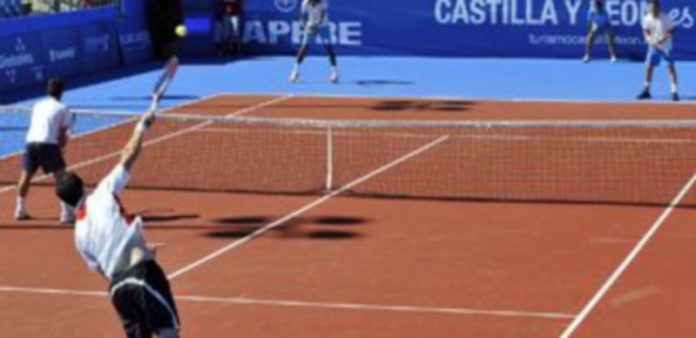 Un momento del encuentro de dobles disputado en la pista central del torneo con los españoles Villacorta y Ortega en juego. / Pedro L. Merino
