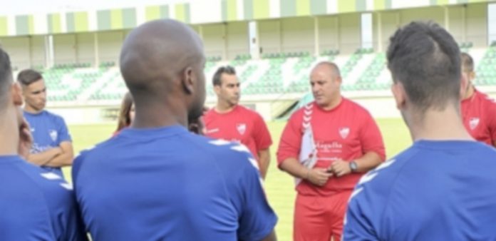 El partido del año Abraham se dirige a los jugadores en un entrenamiento de la Gimnástica Segoviana. / KAMARERO