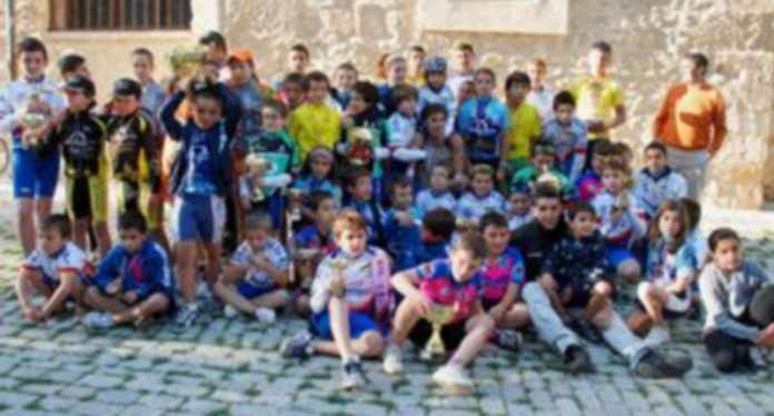 Sesenta ciclistas tomaron parte en el XXIX Trofeo Pedro Delgado para escuelas Grupo de premiados en la vigésimo novena edición del Trofeo Pedro Delgado. /El Adelantado